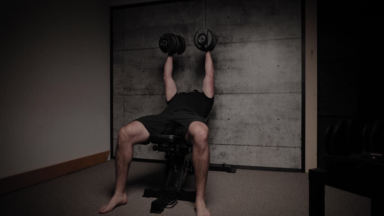 블랙 체육복을 입은 백인 남성