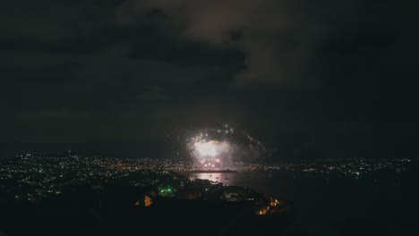 Eine-Aufnahme-Fängt-Das-Spektakuläre-Feuerwerk-Ein,-Das-Den-Nachthimmel-Erhellt,-Betrachtet-Von-Einem-Aussichtspunkt-Auf-Einem-Hügel,-Der-Einen-Panoramablick-Auf-Die-Lebendigen-Farben-Und-Die-Pyrotechnik-Bietet