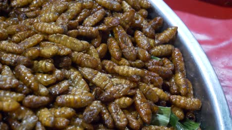 gusano de bambú frito salado en el mercado nocturno de comida callejera asiática de tailandia