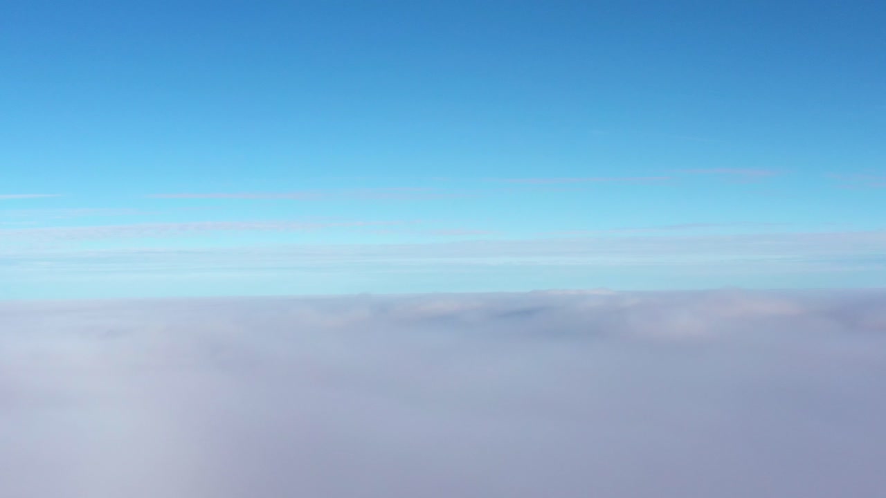 fondo de cielo azul sobre la niebla, convirtiéndose gradualmente en un fondo de niebla