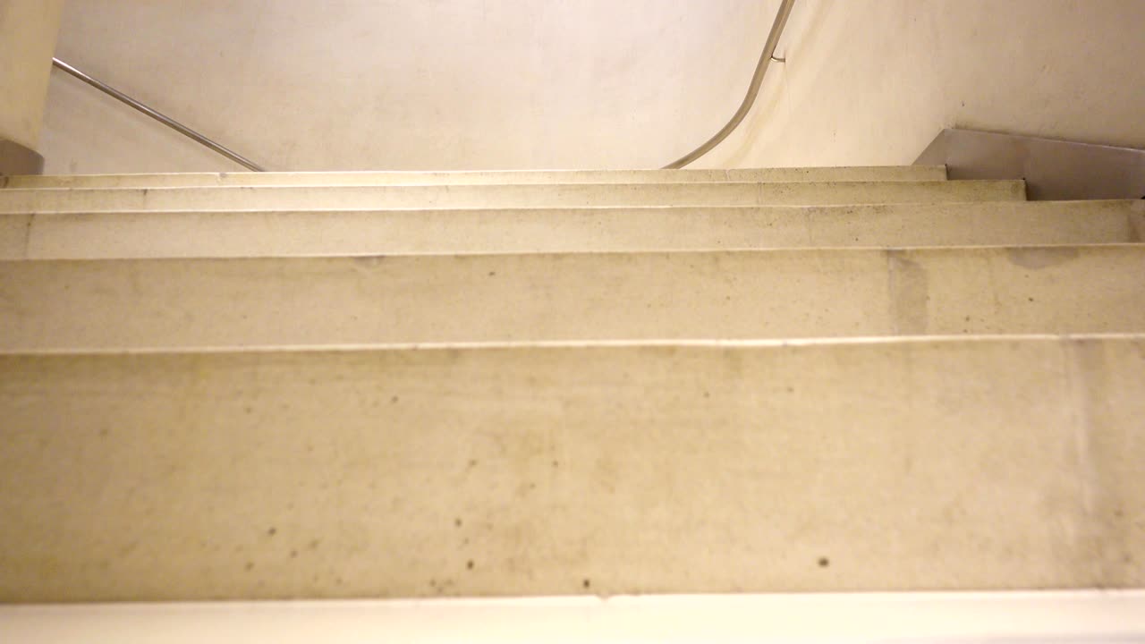 движение по спиральной лестнице.