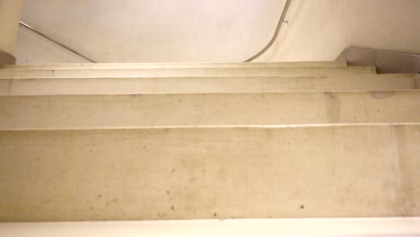 movimiento en la escalera de caracol.