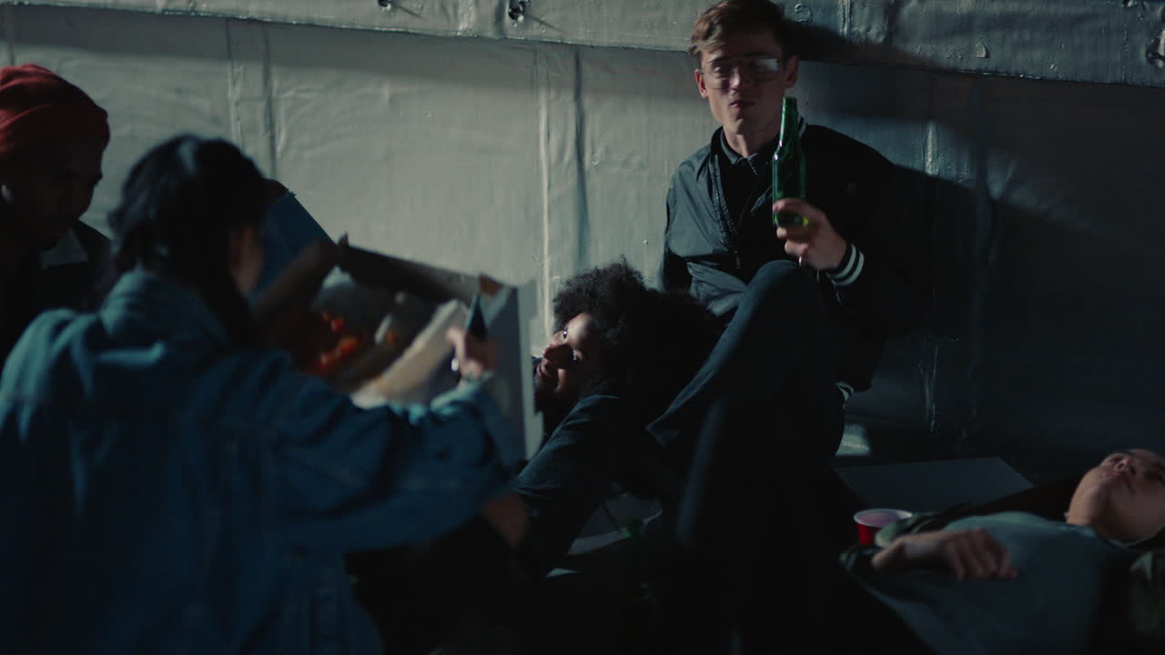 amigos jóvenes pasando el rato en la azotea por la noche observando las estrellas compartiendo conversaciones disfrutando de unas relajantes vacaciones de verano