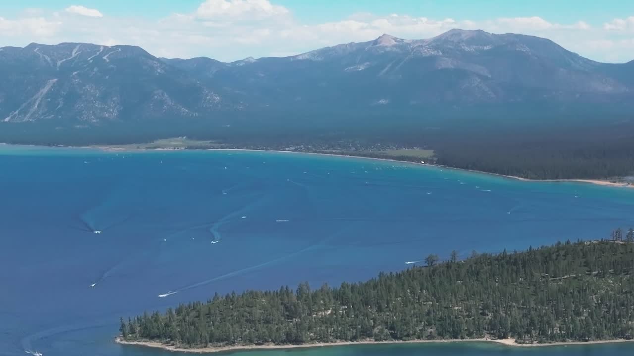 Viaggio nei pressi del lago Tahoe in California e Nevada con barche sull'acqua