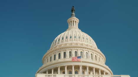 USA-Kapitol-Gebäude-Kuppel-Gegen-Blauen-Himmel