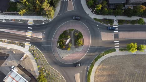 roundabout traffic circle with cars driving around it in bend, oregon