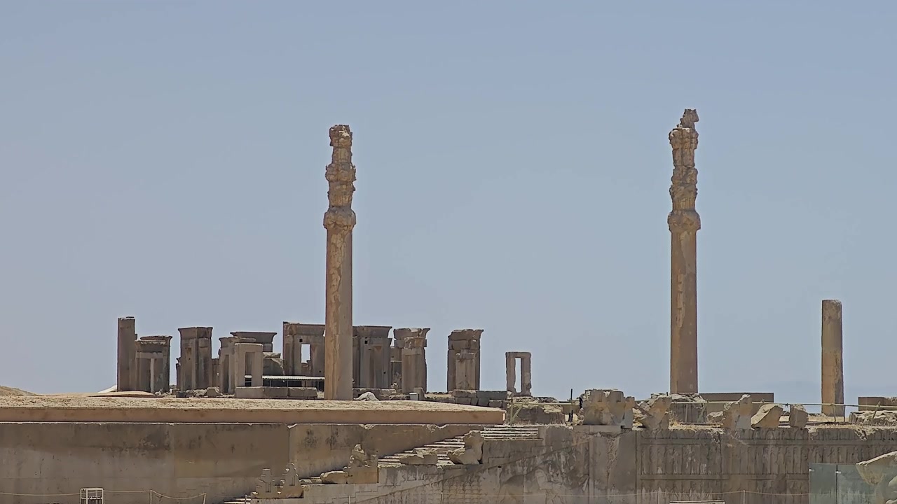 Antiche colonne di pietra tra le rovine di Persepoli in Iran.