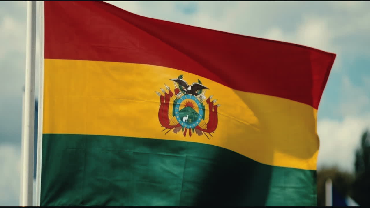A Bandeira Boliviana Tremulando ao Vento com Brasão de Armas