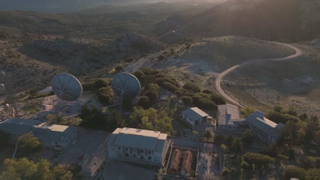 vista aérea de la estación de satélite en la cima de la montaña al atardecer