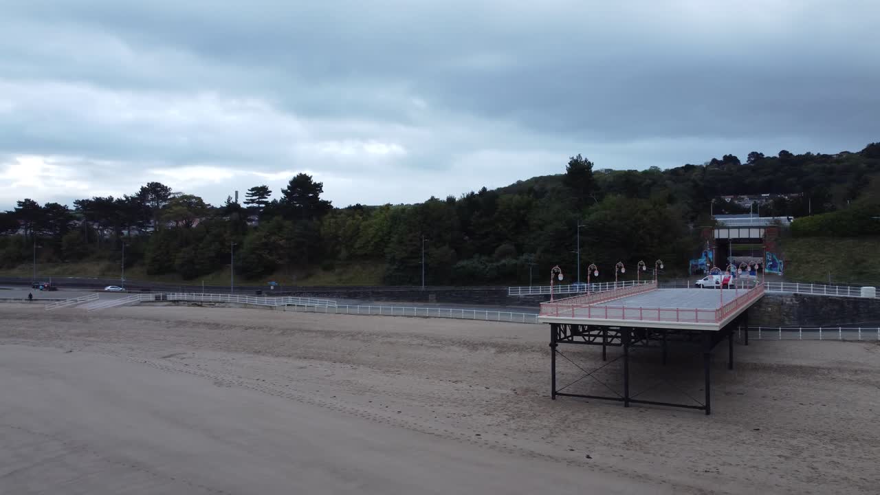 콜윈 베이 웨일스 해변 마을 교각 보드워크 공중에서 변덕스러운 흐린 모래 썰물 해변 넓은 오른쪽 궤도