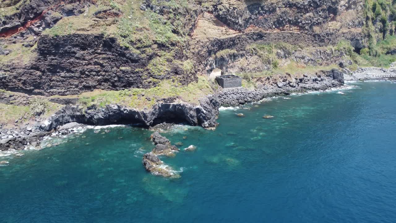 rocas y acantilados junto al mar en madeira.