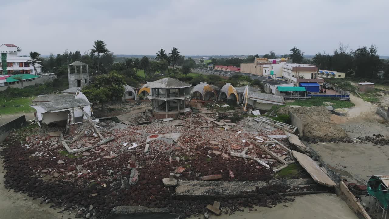 인도 만다르마니 에서 사이클론 이 발생 한 동안 파괴 된 호텔 의 공중 뷰