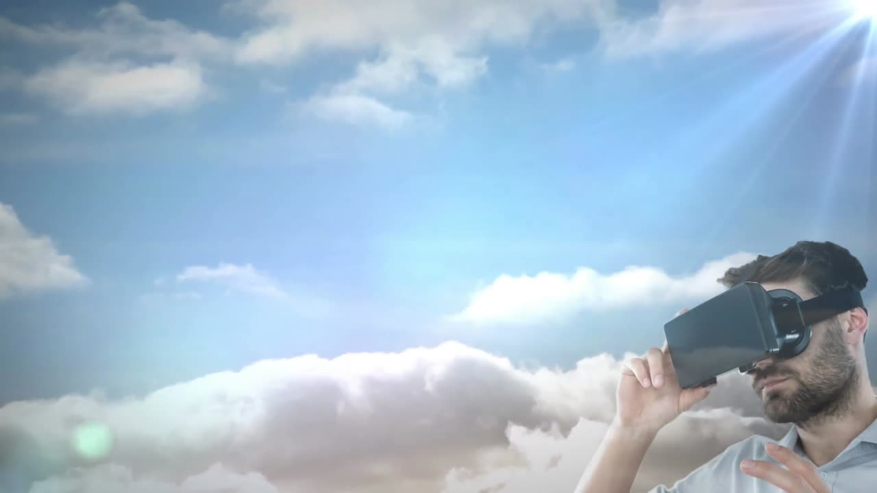 하늘에 빛과 구름의 반점에 대항하여 vr 헤드 ⁇ 을 착용한 백인 남자