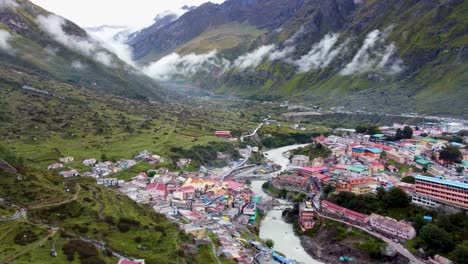 Indischer-Heiliger-Wallfahrtsort,-Badrinath-1