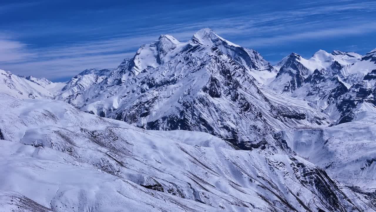 picos de montañas nevadas bajo un cielo azul claro