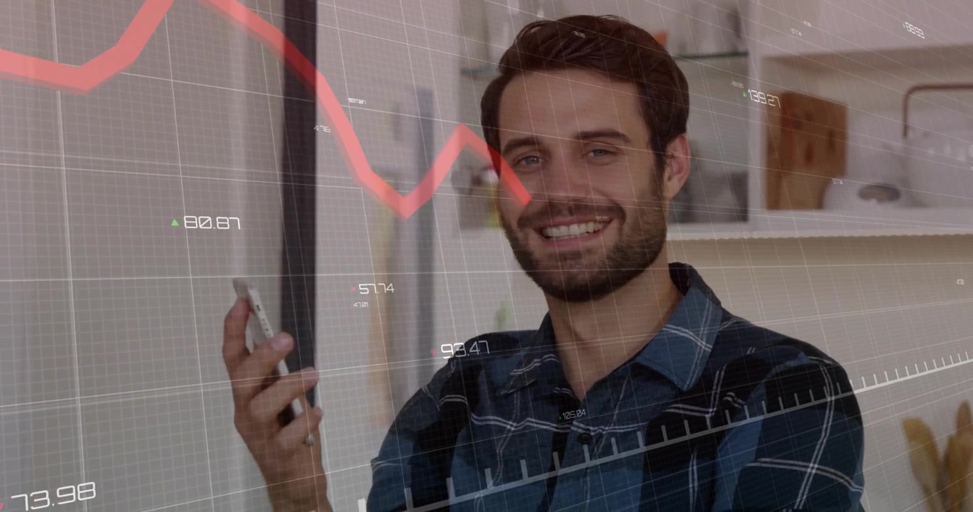 Homem ligando na cozinha e usando o smartphone enquanto uma sobreposição de gráfico financeiro aparece para análise de dados.