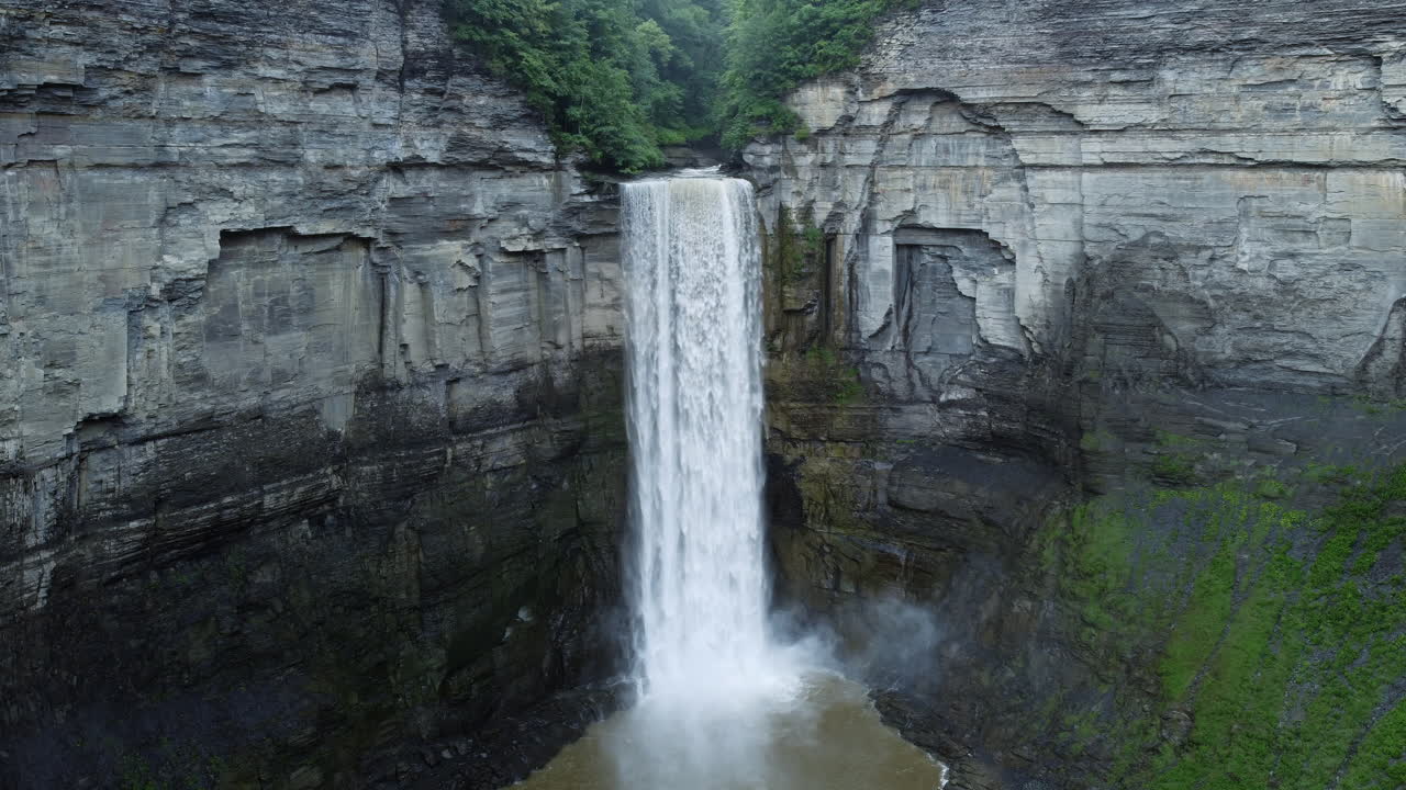 mirador de las cataratas taughannock: ubicado en ulysses, ny, la cascada y el desfiladero forman parte de un valle colgante
