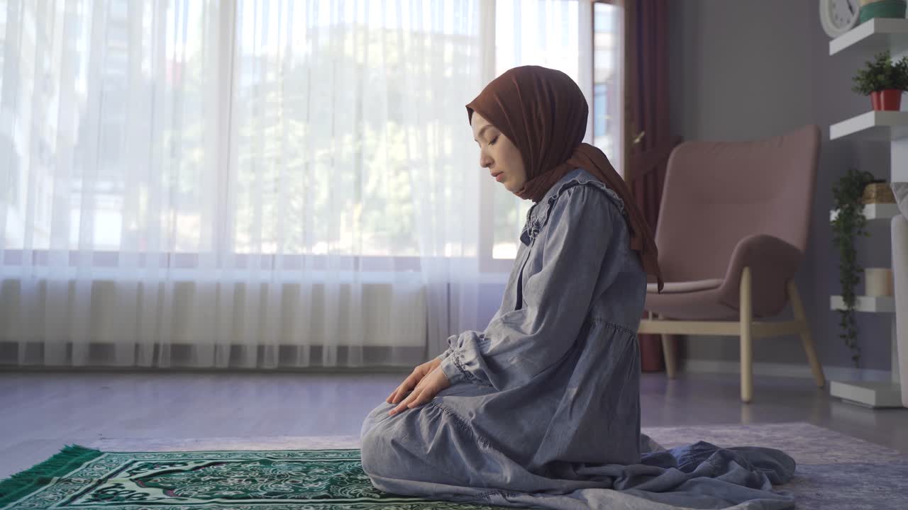 이슬람교를 믿는 무슬림 여성이 기도하고 있습니다.