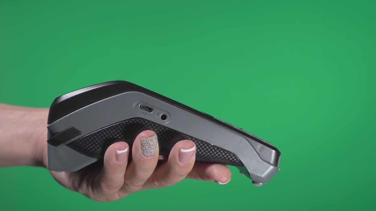 근접 여성 손에 들고 무선 현대 은행 결제 터미널을 처리하기 위해 신용 카드 결제를 획득 녹색 화면에 고립 된 검은 카드. 복사 공간 모의 광고, 남자 지불