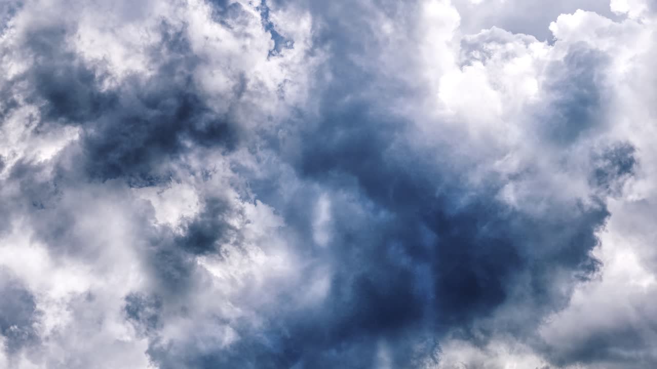 번개와 함께 하늘의 구름을 날아