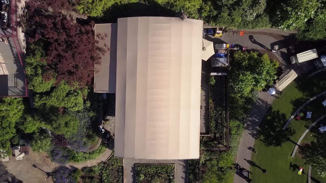 alejando la toma de un dron del resort crystal springs en hamburgo, nueva jersey - imágenes dinámicas de vuelo