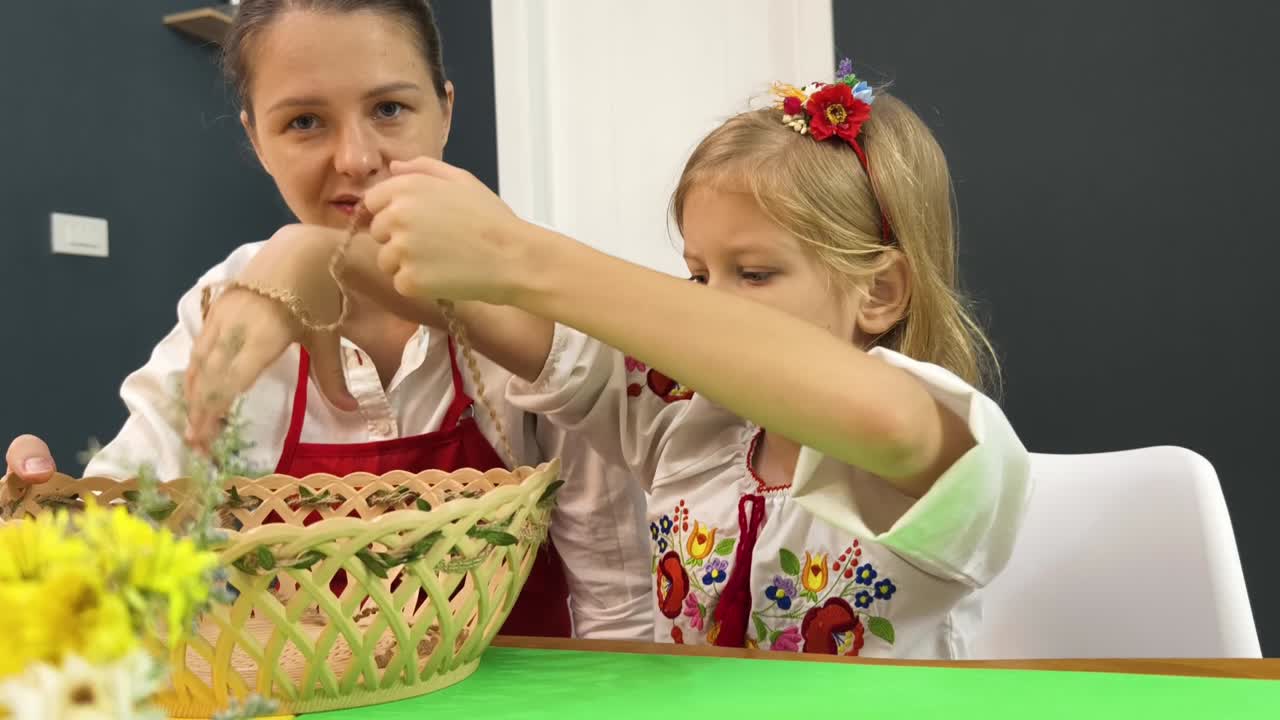 madre e hija haciendo una canasta de flores