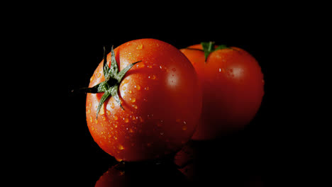 primer plano de agua que se vierte en tomates frescos 4k