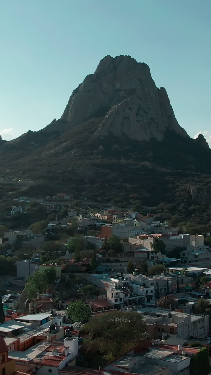 Veduta aerea verticale del monolito Peña de Bernal e del pueblo magico di Bernal in Messico con il tempio di San Sebastian