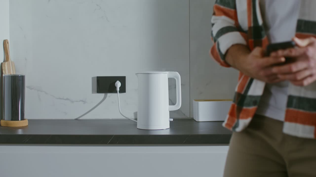 cocina moderna con hervidor eléctrico