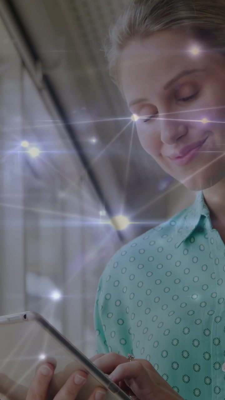 Video verticale: Donna che tocca il tablet, con una sovrapposizione di rete animata che si sposta intorno a lei, mostrando tecnologia.