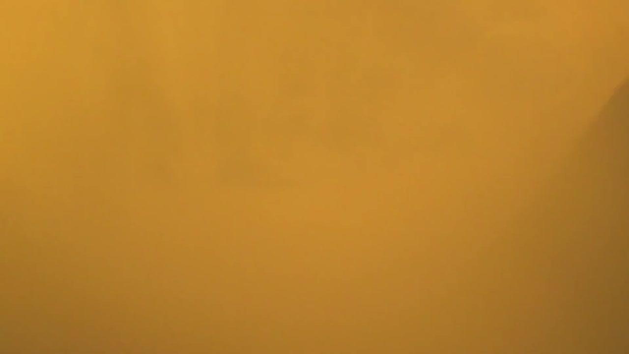 captura del humo del carbón a medida que se desvía de la quema de materiales de carbón, lo que indica el impacto ambiental del consumo de combustibles fósiles