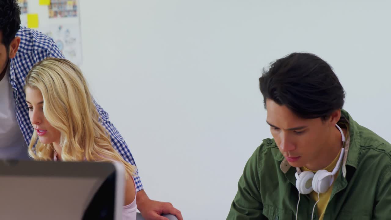 ejecutivos que trabajan en la mesa 4k