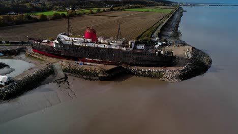 Vista-Aérea-De-Tss-Duke-Of-Lancaster-Actualmente-Varado-Cerca-De-Los-Muelles-De-Mostyn,-Norte-De-Gales---Disparo-De-Drone