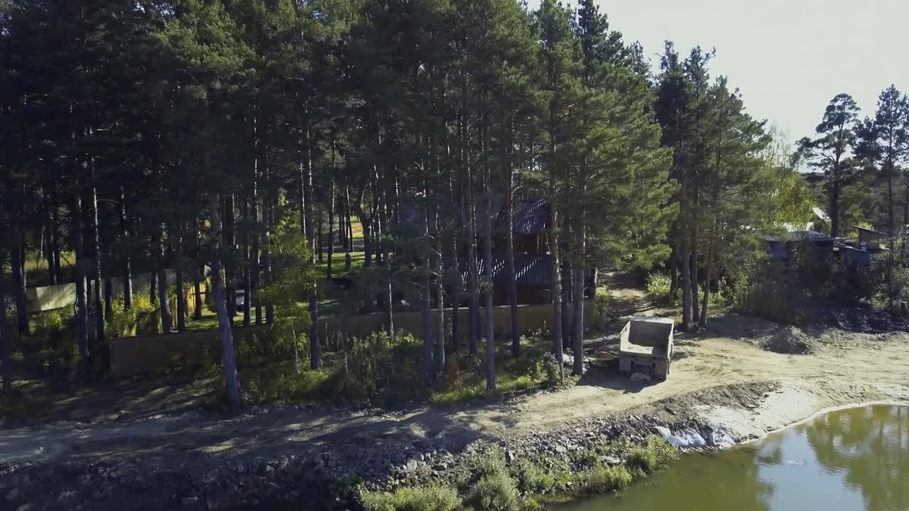 vista aérea de la propiedad forestal con construcción