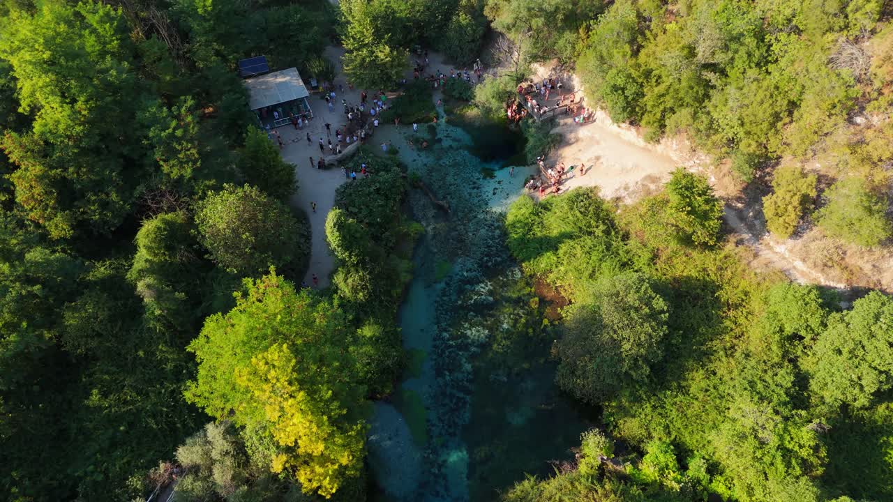 el manantial del ojo azul en albania rodeado de un bosque verde exuberante y aguas claras, vista aérea