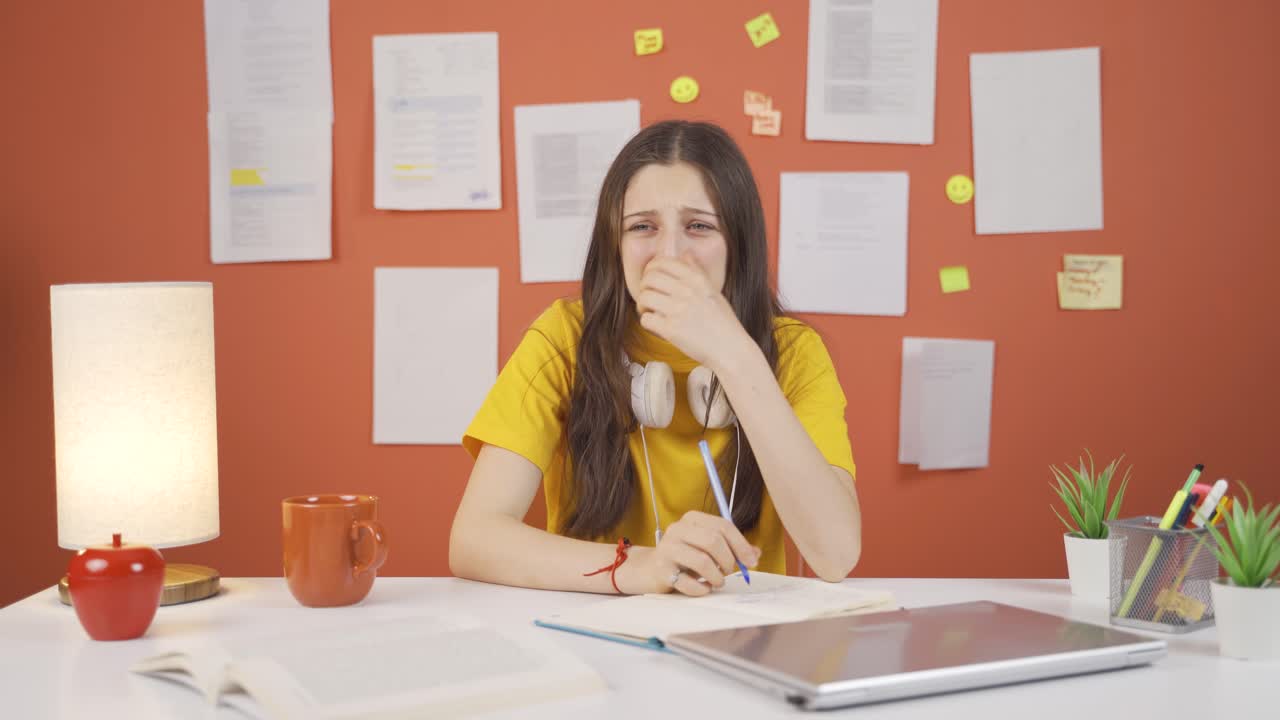 niña con problemas de cambio emocional.