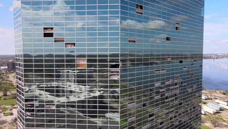 imágenes de drones aéreos edificio de oficinas de gran altura de vidrio reflejado con tormenta, daños por vientos fuertes y ventanas rotas en iowa