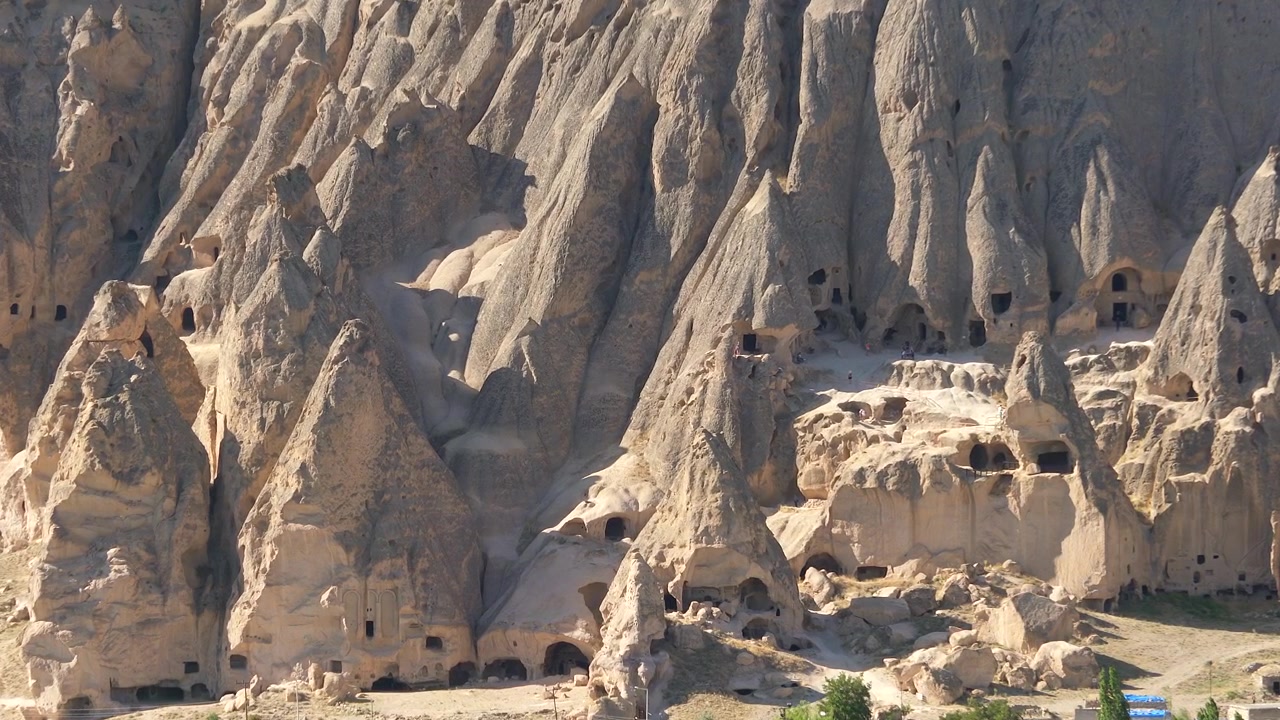 Kapadokya'daki kaya oluşumlarına oyulmuş antik mağara evleri