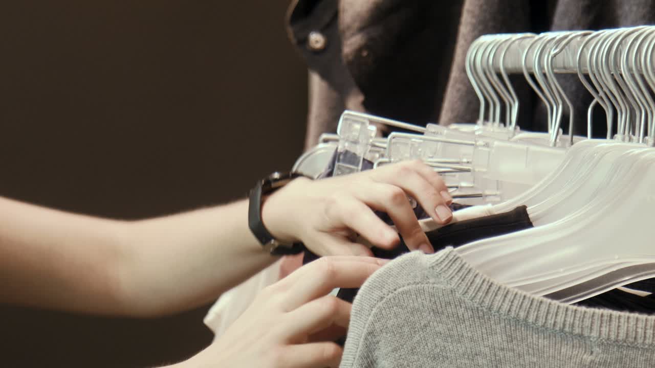 옷을 선반에 올려놓고