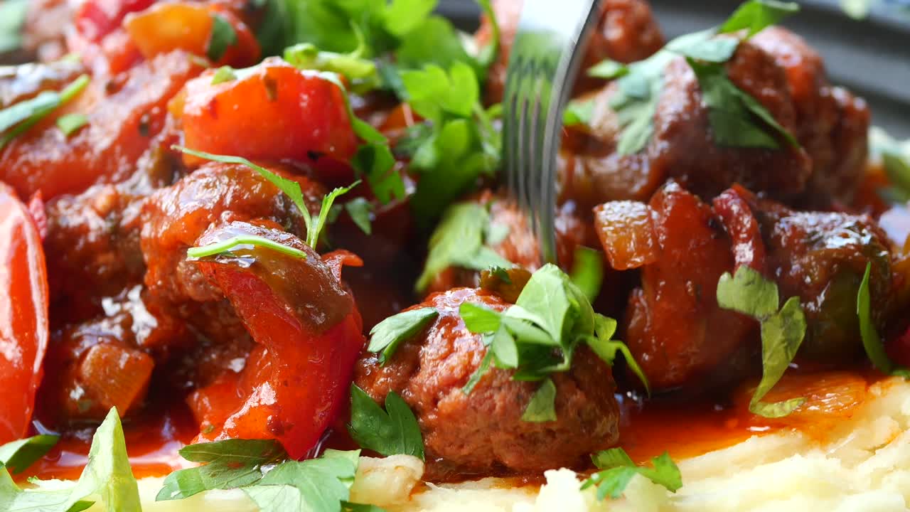 감자 김 과 함께 은 소스 에 있는 고기 어리 접시 의 근처