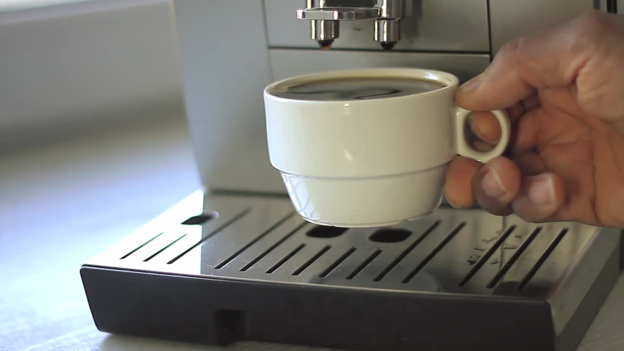 café caliente que se vierte de la máquina de hacer café en una taza almacen de video