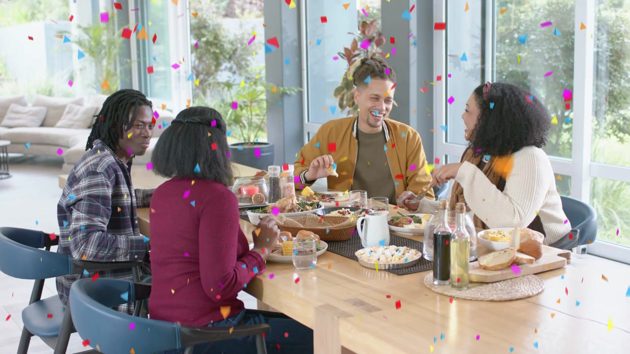 Quatre adultes discutant à table, une superposition de confettis apparaît, accentuant les sourires pour le marketing.