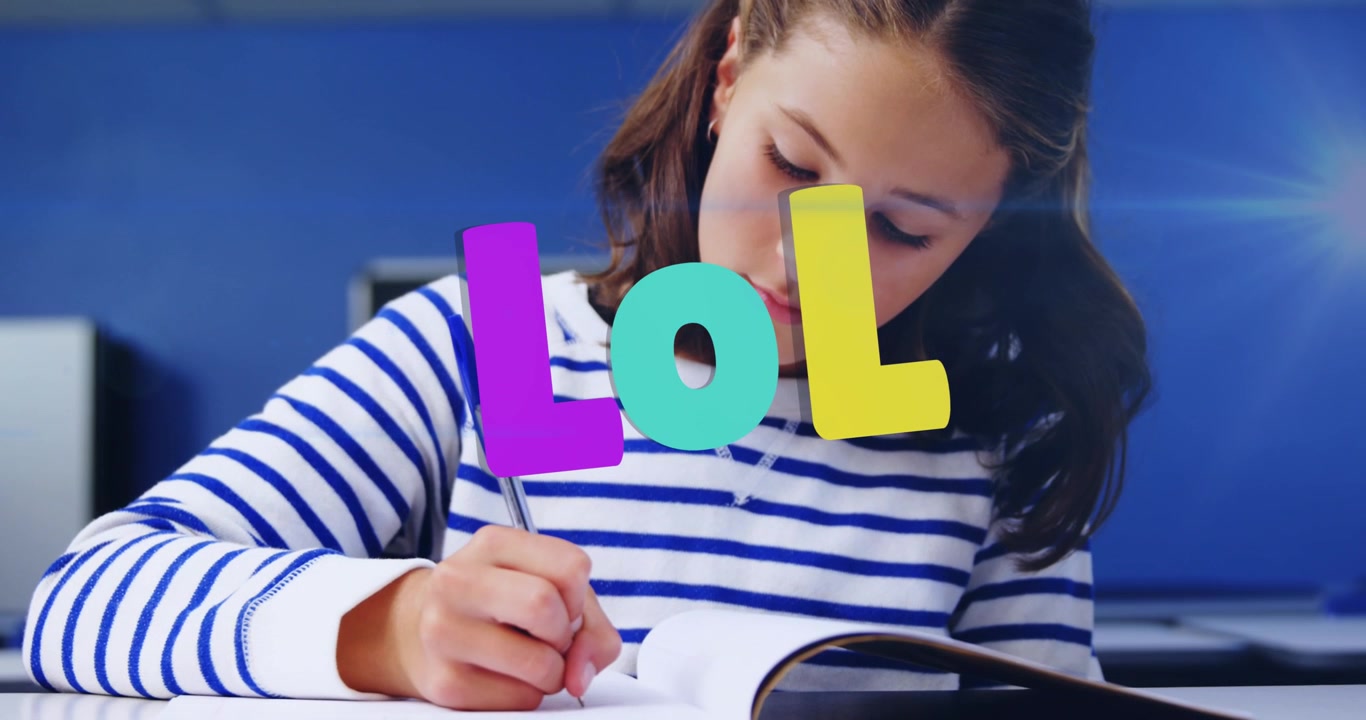 Giovane ragazza che scrive su un quaderno con testo LOL animato
