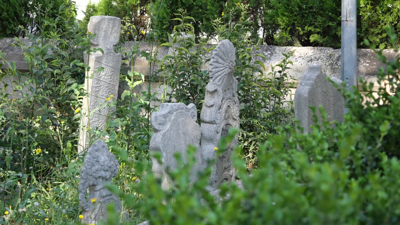 antiguo cementerio con intrincadas lápidas