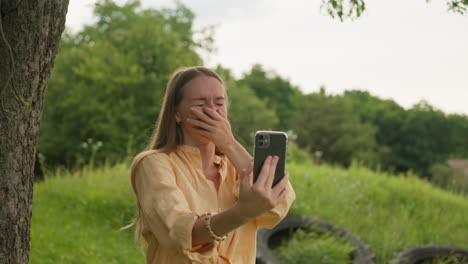 Frau,-Lacht-Auf-Dem-Handy,-Videoanruf