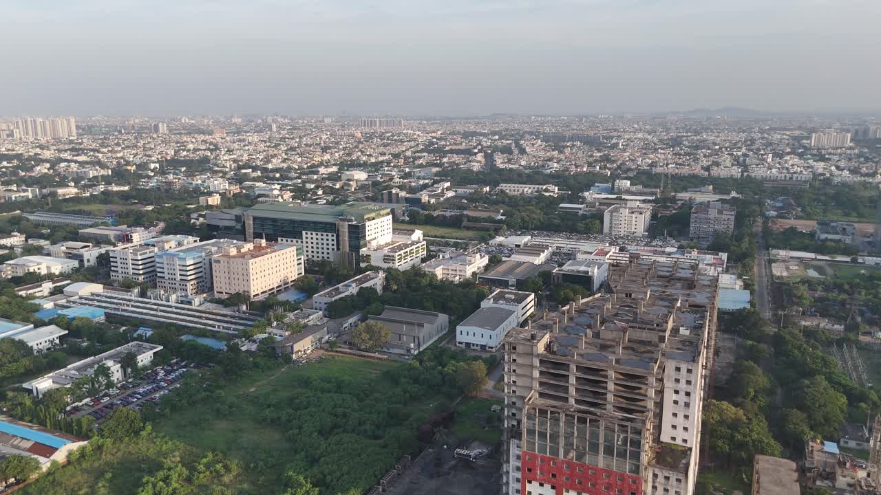 Vista aerea dello skyline urbano durante la prima mattinata con cielo sereno