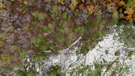 Steinberg-Mit-Einer-Seite-Aus-Holz-Und-Der-Anderen-Mit-Weißem-Stein-Und-Einem-Quer-Verlaufenden-Holzsteg