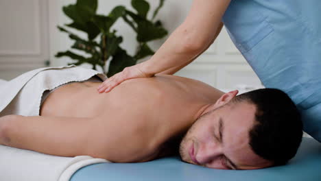 Mann-Erhält-Eine-Massage