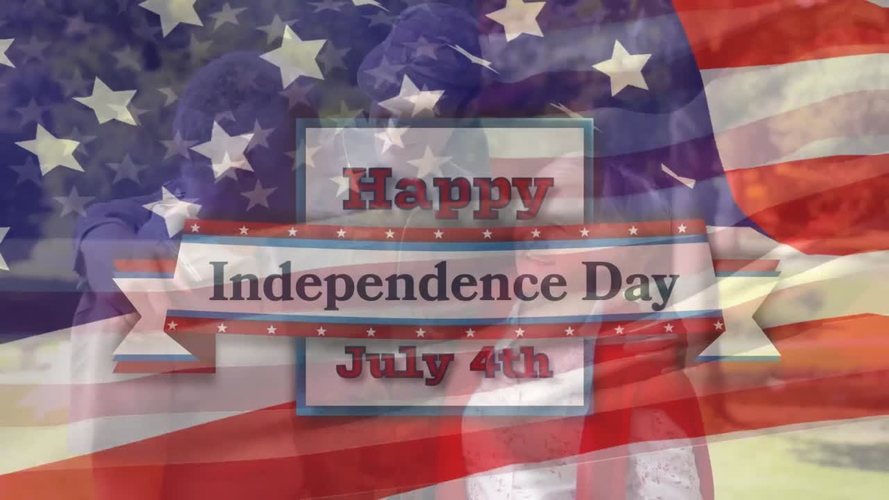 animación de feliz día de la independencia texto y bandera de los estados unidos sobre soldado caucásico masculino y su familia
