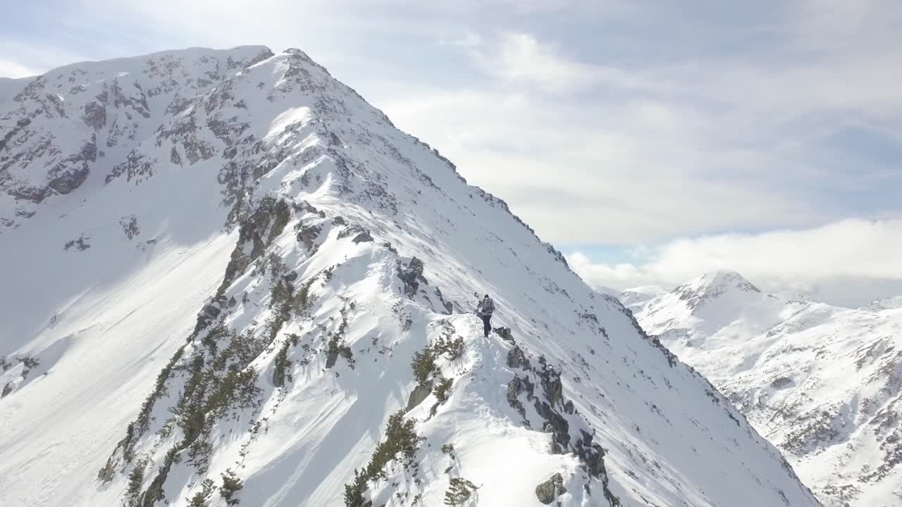 눈 인 산악 하이킹 모험